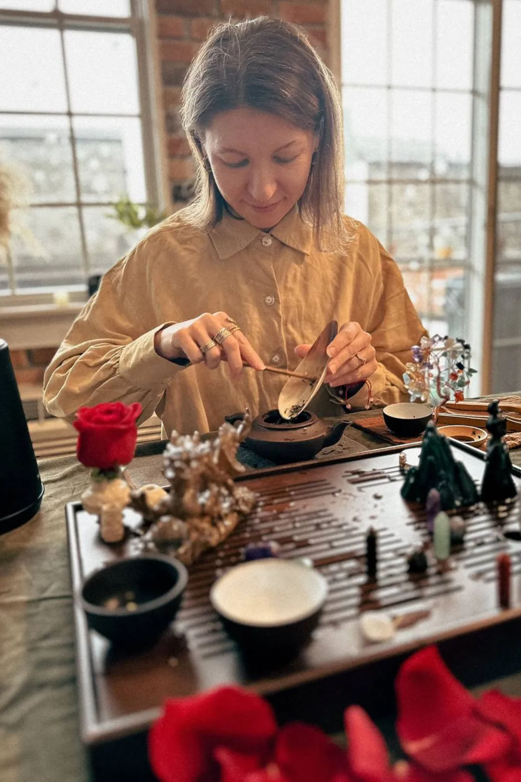 Guided tea ceremony with a tea set and rose petals