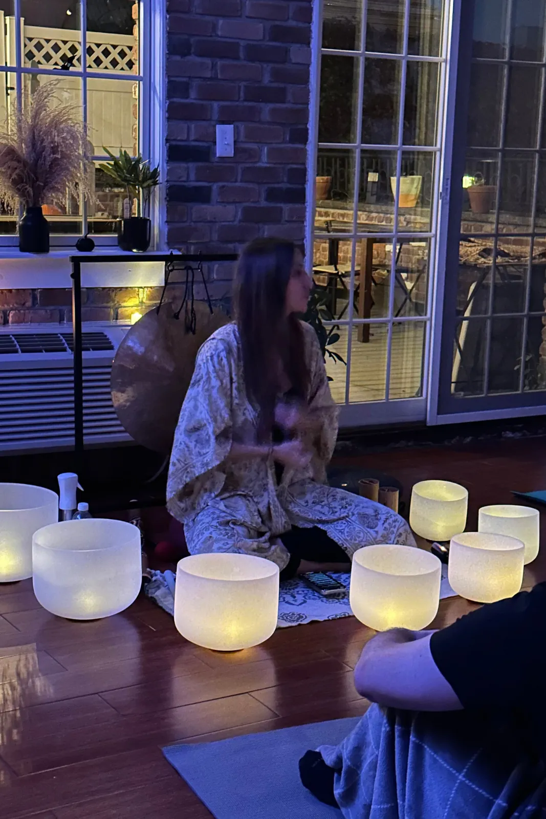 Sound bath with crystal singing bowls